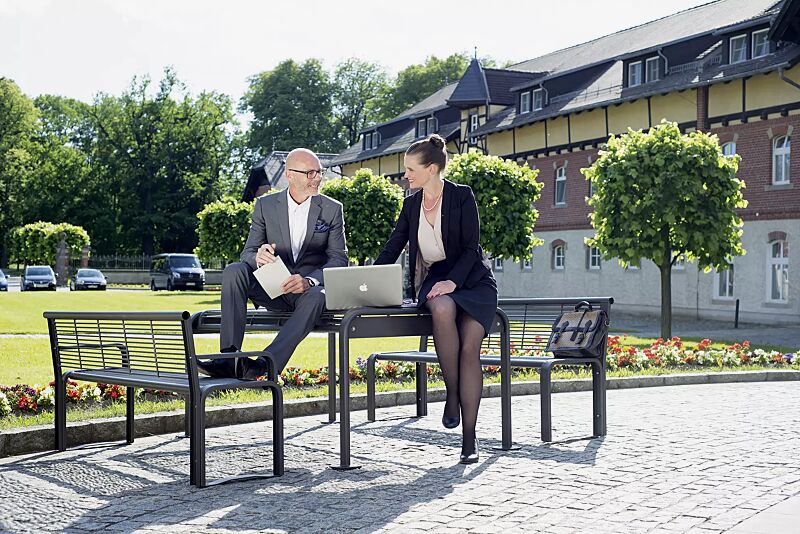 sitzbank-ethos__shoKAT0051304 Sitzbänke ETHOS mit Rückenlehne, ohne und mit Armlehnen und Tisch ETHOS, in RAL 7016 anthrazitgrau