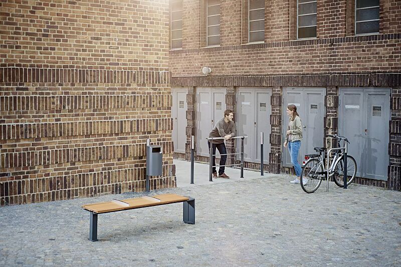 sitzbank-eveole__shoKAT0055503 Kollektion EVEOLE bestehend aus Sitzbank, Abfallbehälter, Anlehnbügel, Poller und Systemgeländer