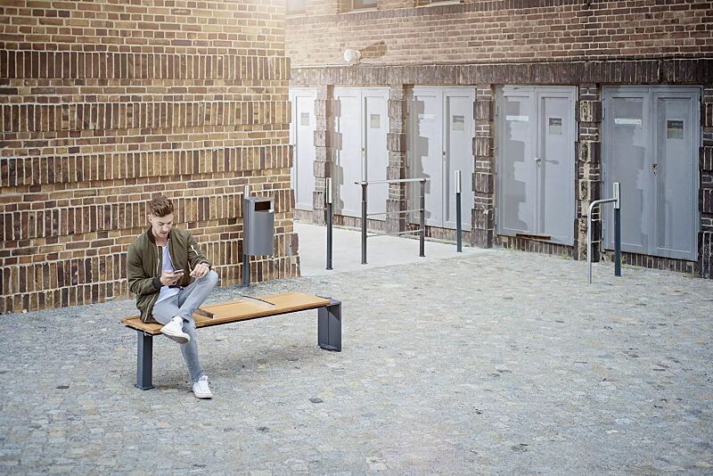 sitzbank-eveole__shoKAT0055504 Kollektion EVEOLE bestehend aus Sitzbank, Abfallbehälter, Anlehnbügel, Poller und Systemgeländer