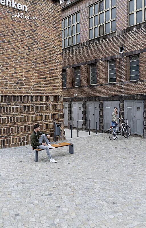 sitzbank-eveole__shoKAT0055508 Kollektion EVEOLE bestehend aus Sitzbank, Abfallbehälter, Anlehnbügel, Poller und Systemgeländer