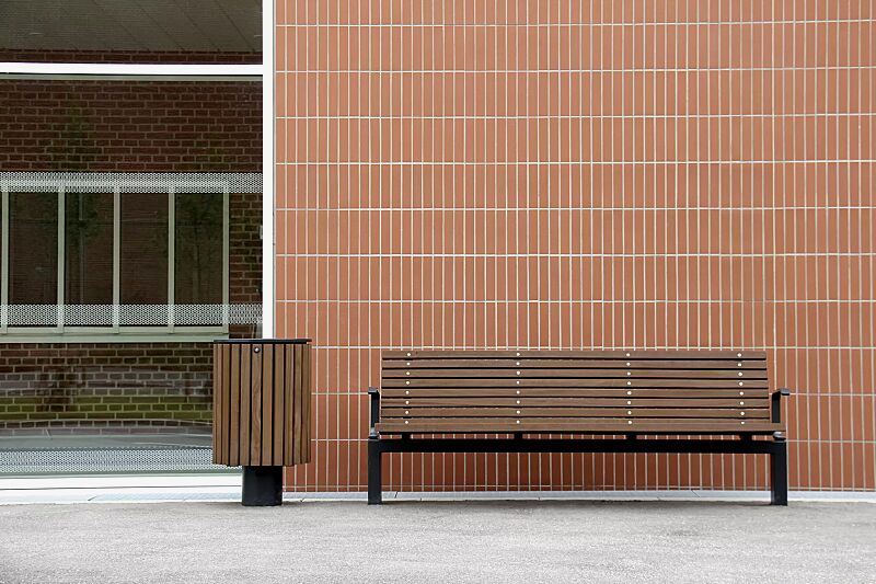 sitzbank-fjordpark__shoKAT0072160 Sitzbank FJORDPARK mit Rückenlehne und Armlehnen, Stahlteile in RAL 9005 tiefschwarz