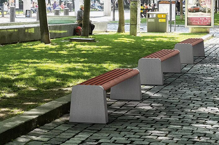 Sitzbank FORMA ohne Rückenlehne, mit Jatobaholzbelattung, Seitenteile aus Beton hellgrau