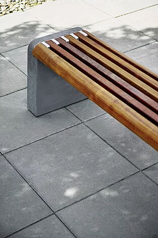 Sitzbank FORMA ohne Rückenlehne, mit Jatobaholzbelattung, Seitenteile aus Beton dunkelgrau