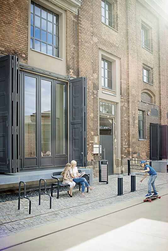 sitzbank-imawa__shoKAT0055311 Kollektion IMAWA bestehend aus Sitzbank, Abfallbehälter, Anlehnbügel, Poller und Systemgeländer