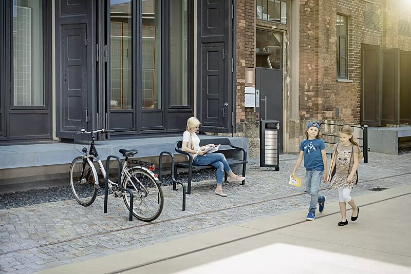 sitzbank-imawa__shoKAT0055514 Kollektion IMAWA bestehend aus Sitzbank, Abfallbehälter, Anlehnbügel, Poller und Systemgeländer