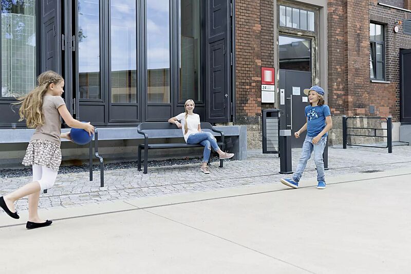 sitzbank-imawa__shoKAT0055515 Kollektion IMAWA bestehend aus Sitzbank, Abfallbehälter, Anlehnbügel, Poller und Systemgeländer