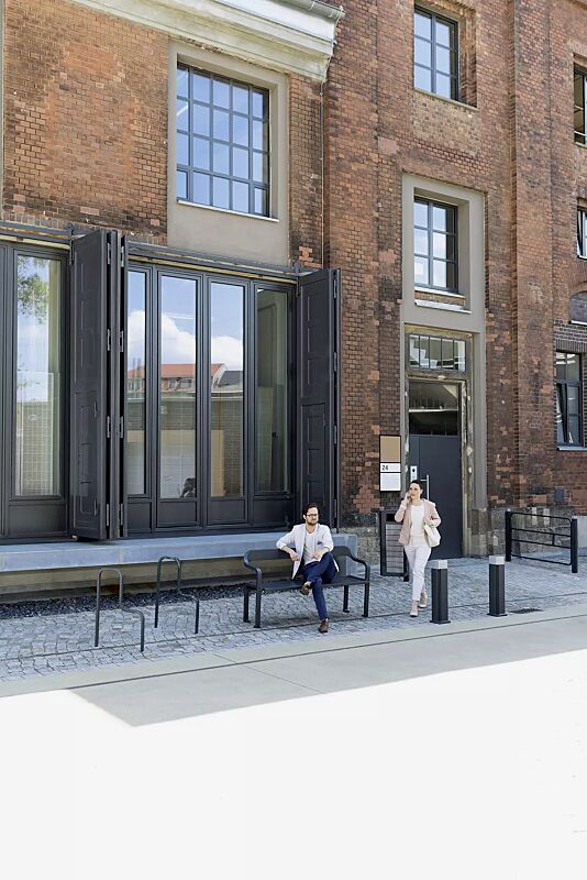 sitzbank-imawa__shoKAT0055526 Kollektion IMAWA bestehend aus Sitzbank, Abfallbehälter, Anlehnbügel, Poller und Systemgeländer