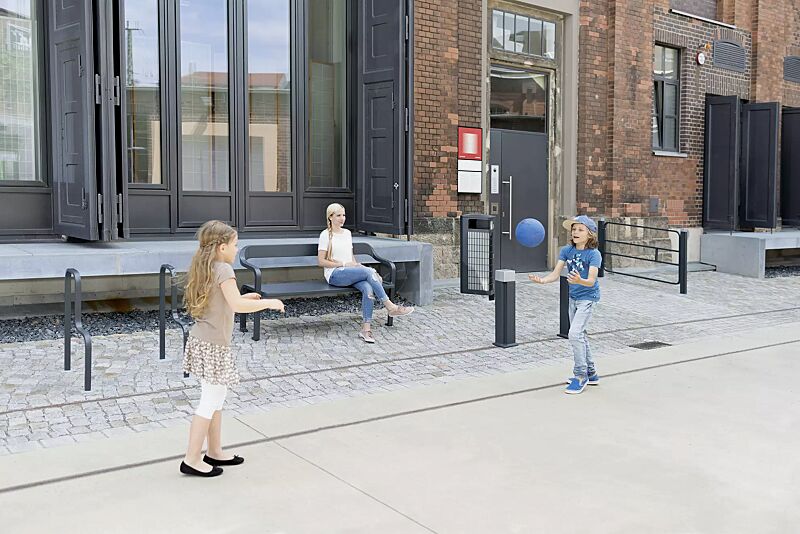 sitzbank-imawa__shoKAT0055664 Kollektion IMAWA bestehend aus Sitzbank, Abfallbehälter, Anlehnbügel, Poller und Systemgeländer