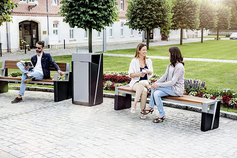 sitzbank-intal__shoKAT0041718 Sitzbank INTAL mit Rückenlehne, Stahlteile in RAL 9007 graualuminium, Beton beschichtet in graphit, sowie Sitzbank und Abfallbehälter INTAL