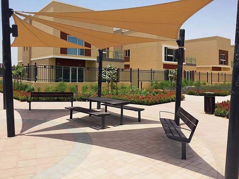 sitzbank-intervera__shoKAT0055708 Sitzbank INTERVERA, Sitzbank VERA SOLO, Tisch VERA SOLO und Abfallbehälter DIAGONAL, mit Resysta®-Belattung lasiert in siam, Stahlteile in 7016 anthrazitgrau