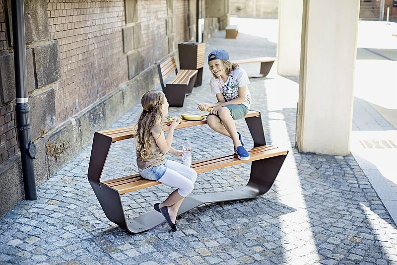 sitzbank-karma__shoKAT0055535 Kollektion KARMA bestehend aus Tisch, Sitzbank und Abfallbehälter