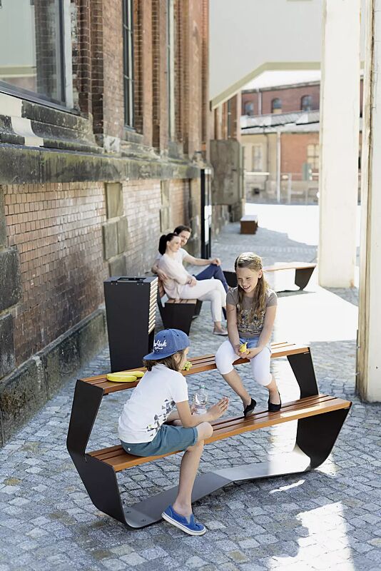 sitzbank-karma__shoKAT0055539 Kollektion KARMA bestehend aus Tisch, Sitzbank und Abfallbehälter