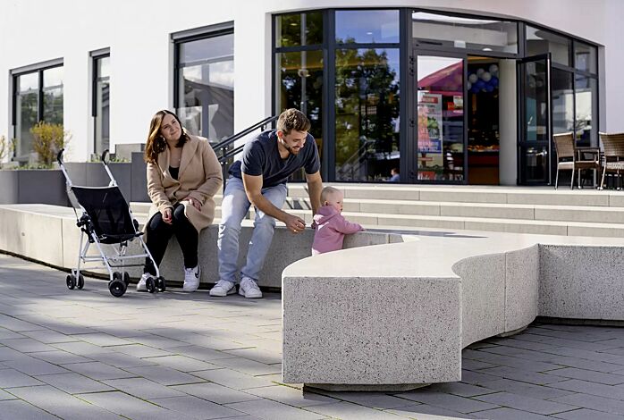 Sitzbank KUBB bestehend aus CROSS KUBB, CURVED KUBB und DOUBLE KUBB, aus Beton, Sitzfläche geschliffen, in Granitoptik weiß