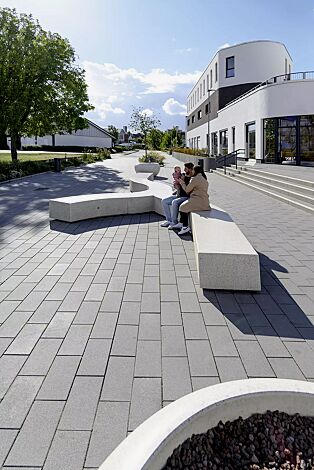 Sitzbank KUBB bestehend aus CROSS KUBB, CURVED KUBB und DOUBLE KUBB, aus Beton, Sitzfläche geschliffen, in Granitoptik weiß sowie Pflanzbehälter GIOVE