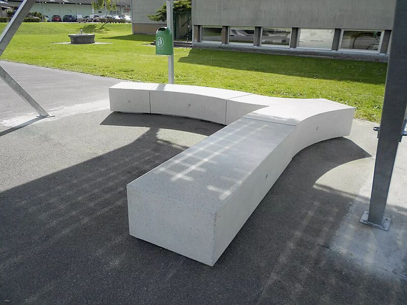 sitzbank-kubb__shoKAT0056321 Sitzbank KUBB bestehend aus CROSS KUBB, CURVED KUBB, MONO KUBB und MID KUBB, aus Beton, Sitzfläche geschliffen, in Granitoptik weiß