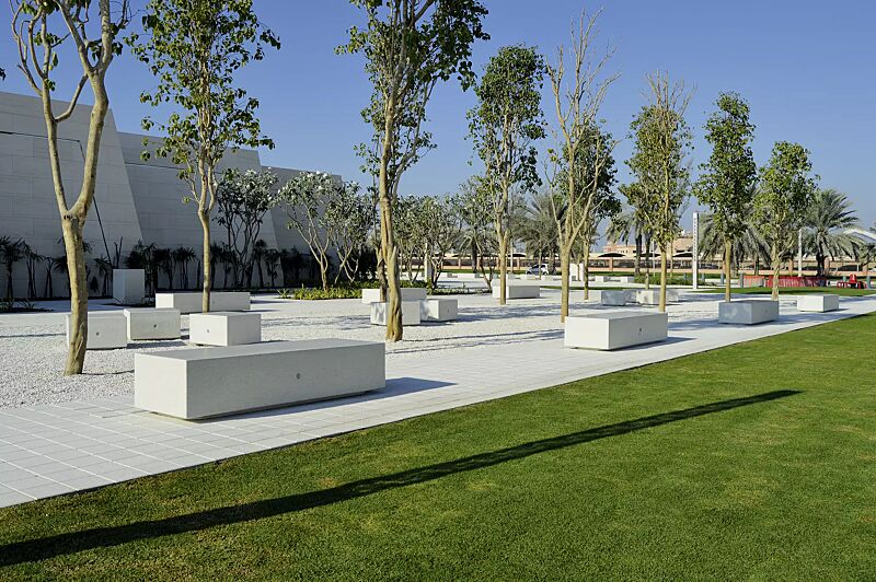 sitzbank-kubb__shoKAT0056757 Sitzbank DOUBLE KUBB und MONO KUBB aus Beton, Sitzfläche geschliffen, in Granitoptik weiß