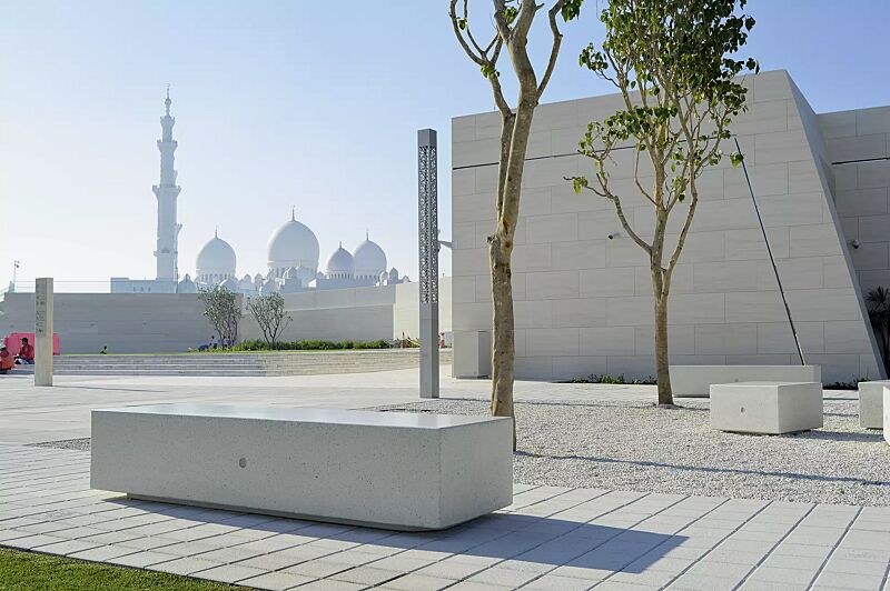 sitzbank-kubb__shoKAT0056843 Sitzbank DOUBLE KUBB und MONO KUBB aus Beton, Sitzfläche geschliffen, in Granitoptik weiß