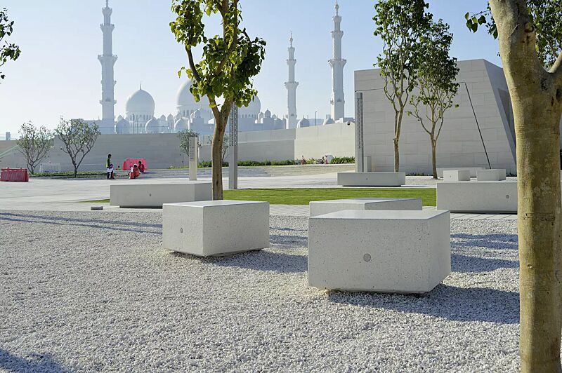 sitzbank-kubb__shoKAT0056845 Sitzbank MONO KUBB und DOUBLE KUBB aus Beton, Sitzfläche geschliffen, in Granitoptik weiß