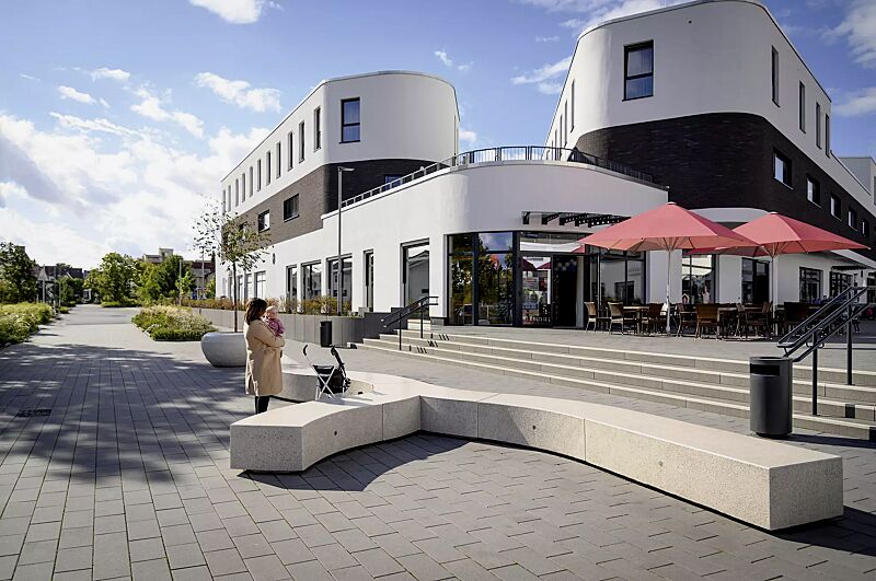 sitzbank-kubb__shoKAT0075388 Sitzbank KUBB bestehend aus CROSS KUBB, CURVED KUBB und DOUBLE KUBB, aus Beton, Sitzfläche geschliffen, in Granitoptik weiß sowie Pflanzbehälter GIOVE, Anlehnbügel ELK und Abfallbehälter CIMA