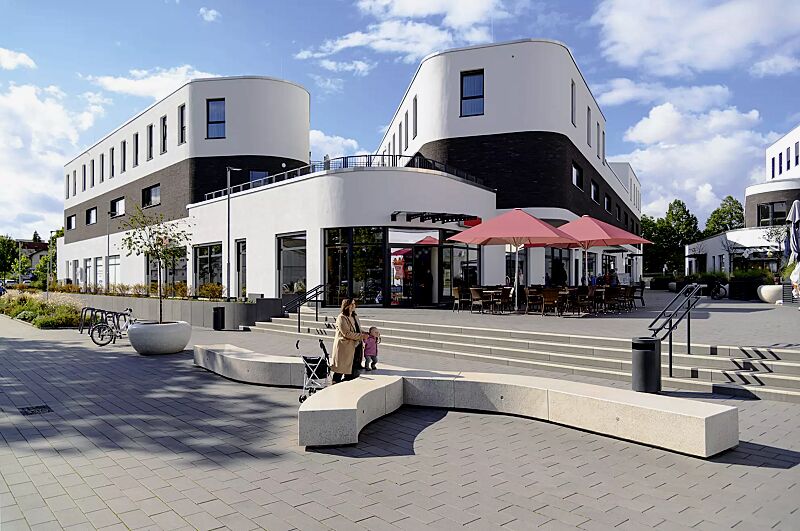 sitzbank-kubb__shoKAT0075389 Sitzbank KUBB bestehend aus CROSS KUBB, CURVED KUBB und DOUBLE KUBB, aus Beton, Sitzfläche geschliffen, in Granitoptik weiß sowie Pflanzbehälter GIOVE, Anlehnbügel ELK und Abfallbehälter CIMA