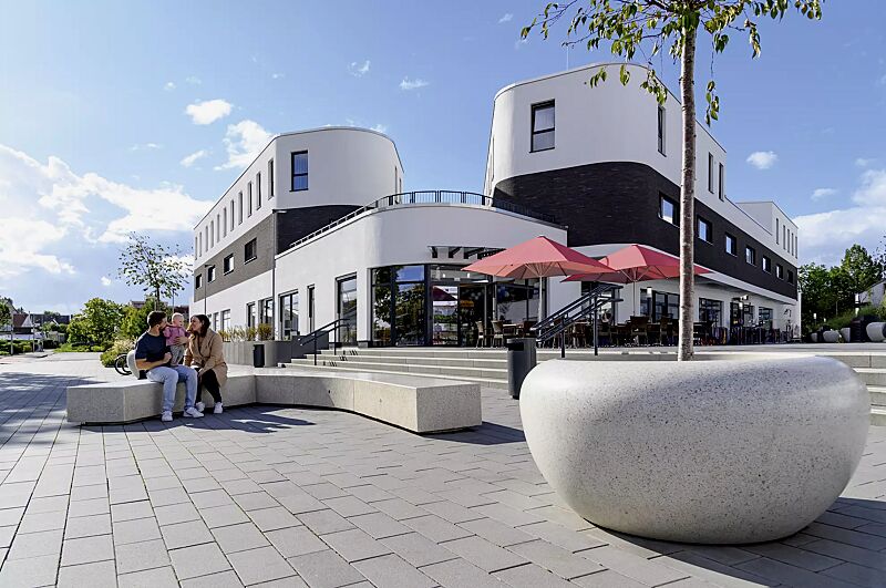 sitzbank-kubb__shoKAT0075398 Sitzbank KUBB bestehend aus CROSS KUBB, CURVED KUBB und DOUBLE KUBB, aus Beton, Sitzfläche geschliffen, in Granitoptik weiß sowie Pflanzbehälter GIOVE und Abfallbehälter CIMA