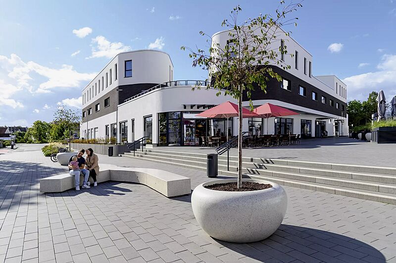 sitzbank-kubb__shoKAT0075399 Sitzbank KUBB bestehend aus CROSS KUBB, CURVED KUBB und DOUBLE KUBB, aus Beton, Sitzfläche geschliffen, in Granitoptik weiß sowie Pflanzbehälter GIOVE, Anlehnbügel ELK und Abfallbehälter CIMA