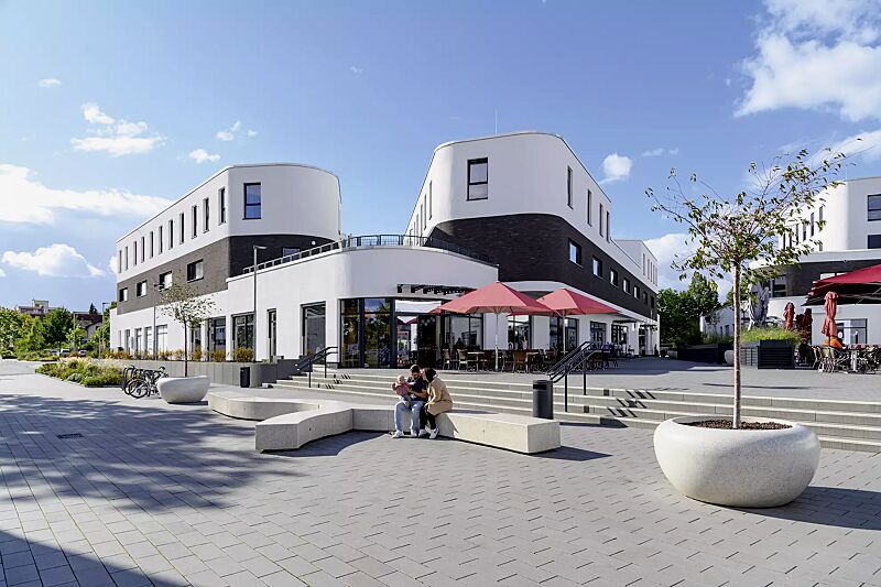 sitzbank-kubb__shoKAT0075401 Sitzbank KUBB bestehend aus CROSS KUBB, CURVED KUBB und DOUBLE KUBB, aus Beton, Sitzfläche geschliffen, in Granitoptik weiß sowie Pflanzbehälter GIOVE, Anlehnbügel ELK und Abfallbehälter CIMA