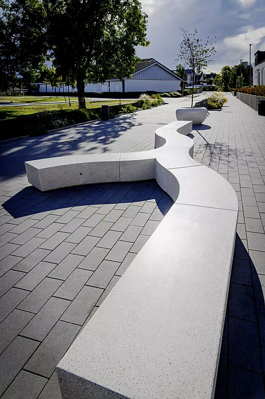 sitzbank-kubb__shoKAT0075405 Sitzbank KUBB bestehend aus CROSS KUBB, CURVED KUBB und DOUBLE KUBB, aus Beton, Sitzfläche geschliffen, in Granitoptik weiß sowie Pflanzbehälter GIOVE, Anlehnbügel ELK und Abfallbehälter CIMA