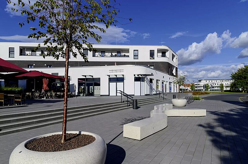 sitzbank-kubb__shoKAT0075407 Sitzbank KUBB bestehend aus CROSS KUBB, CURVED KUBB und DOUBLE KUBB, aus Beton, Sitzfläche geschliffen, in Granitoptik weiß sowie Pflanzbehälter GIOVE, Anlehnbügel ELK und Abfallbehälter CIMA