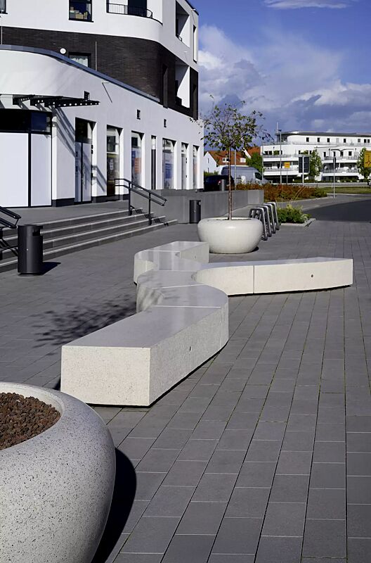 sitzbank-kubb__shoKAT0075409 Sitzbank KUBB bestehend aus CROSS KUBB, CURVED KUBB und DOUBLE KUBB, aus Beton, Sitzfläche geschliffen, in Granitoptik weiß sowie Pflanzbehälter GIOVE, Anlehnbügel ELK und Abfallbehälter CIMA