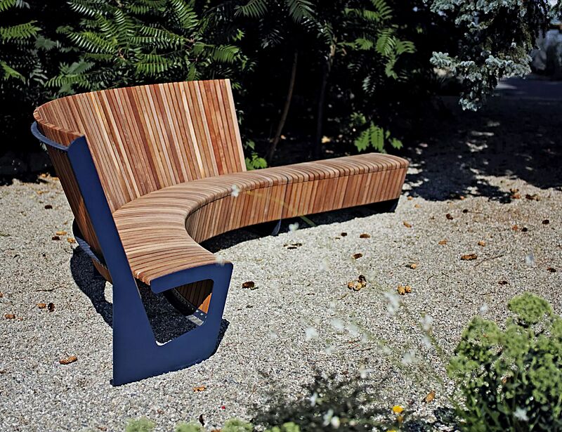 sitzbank-landscape-compact__shoKAT0066331 Sitzbank LANDSCAPE COMPACT mit und ohne Rückenlehne, gebogen und gerade, Bankform Innenradius, mit Jatobaholzbelattung, Stahlteile in RAL 5002 ultramarinblau
