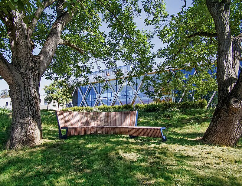 sitzbank-landscape-compact__shoKAT0066332 Sitzbank LANDSCAPE COMPACT mit und ohne Rückenlehne, gebogen und gerade, Bankform Innenradius, mit Jatobaholzbelattung, Stahlteile in RAL 5002 ultramarinblau