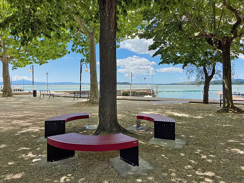 sitzbank-leni__shoKAT0068670 Sitzbank LENI gebogen, in RAL 3003 rubinrot und RAL 7016 anthrazitgrau (zweifarbig auf Anfrage)