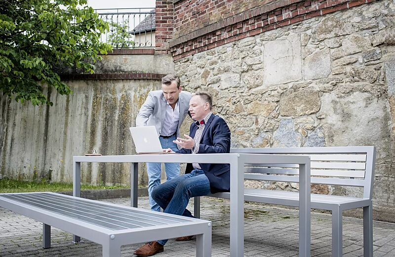 sitzbank-liguria__shoKAT0057864 Sitzbank LIGURIA mit und ohne Rückenlehne, zum freien Aufstellen, mit Edelstahlauflage, Stahlgestell in RAL 9007 graualuminium sowie Tisch LIGURIA