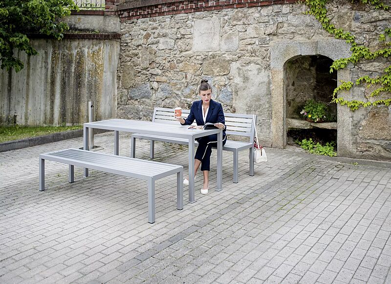 sitzbank-liguria__shoKAT0057867 Sitzbank LIGURIA mit und ohne Rückenlehne, zum freien Aufstellen, mit Edelstahlauflage, Stahlgestell in RAL 9007 graualuminium sowie Tisch LIGURIA und Ascher FINTWIN