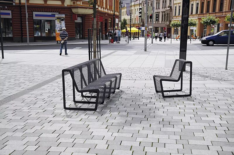 Sitz und Sitzbank LIMPIDO mit Rückenlehne, in RAL 9005 tiefschwarz