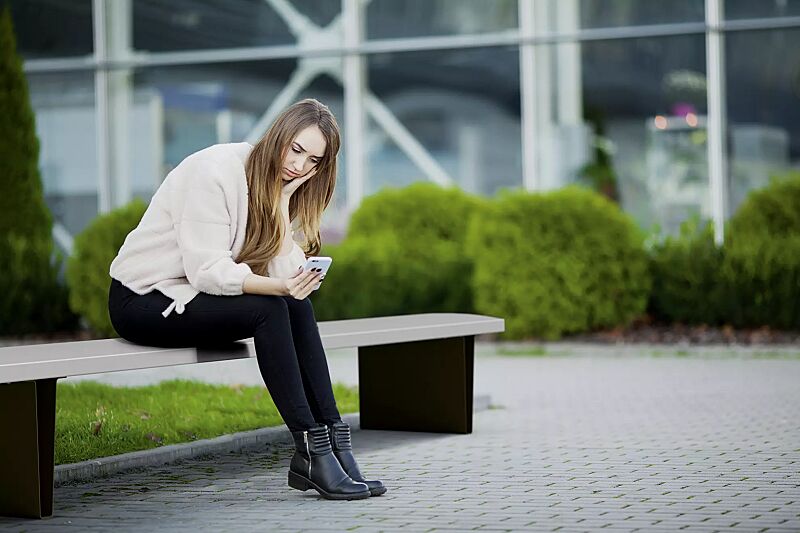 sitzbank-maly__shoKAT0071741 Sitzbank MALY ohne Rückenlehne, HPC-Beton in weiß, Stahlteile in RAL 7016 anthrazitgrau
