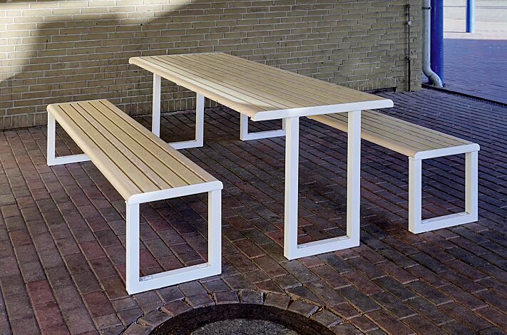Sitzbank MANTUA ohne Rückenlehne und Tisch MANTUA, Aluminium in natürlichem Eschenholzoptik-Effekt, Stahlteile in RAL 9003 signalweiß