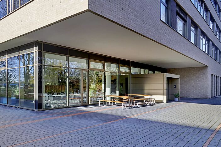 Sitzbank MANTUA ohne Rückenlehne und Tisch MANTUA, Aluminium in natürlichem Durmast Eichenholzoptik-Effekt, Stahlteile in DB 703 eisenglimmer