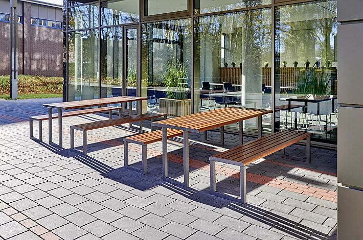 Sitzbank MANTUA ohne Rückenlehne und Tisch MANTUA, Aluminium in natürlichem Durmast Eichenholzoptik-Effekt, Stahlteile in DB 703 eisenglimmer