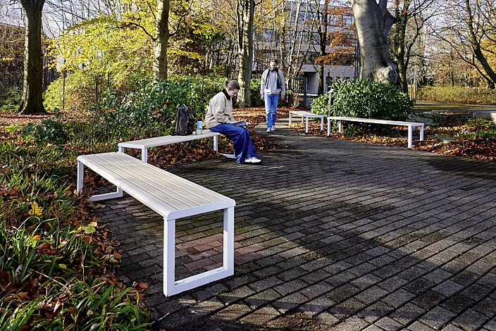 Sitzbank MANTUA ohne Rückenlehne, Aluminium in natürlichem Eschenholzoptik-Effekt, Stahlteile in RAL 9003 signalweiß