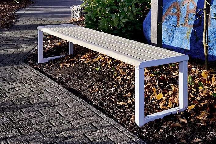 Sitzbank MANTUA ohne Rückenlehne, Aluminium in natürlichem Eschenholzoptik-Effekt, Stahlteile in RAL 9003 signalweiß