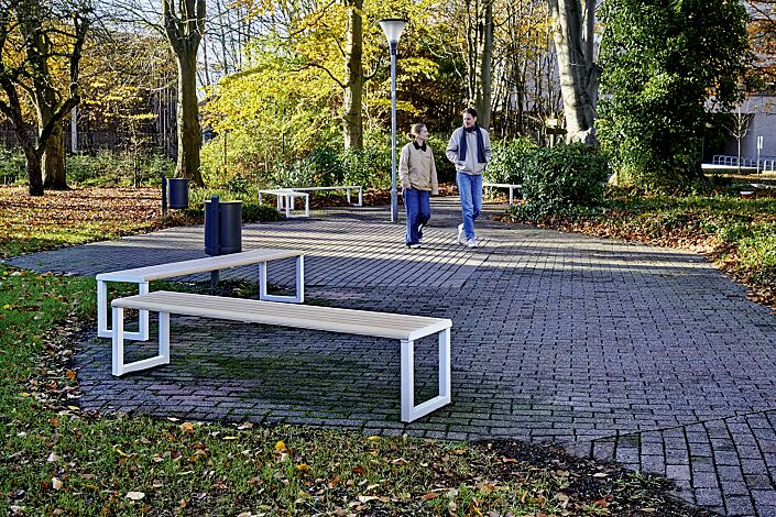 Sitzbank MANTUA ohne Rückenlehne, Aluminium in natürlichem Eschenholzoptik-Effekt, Stahlteile in RAL 9003 signalweiß
