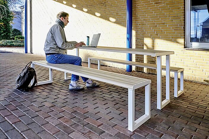 Sitzbank MANTUA ohne Rückenlehne und Tisch MANTUA, Aluminium in natürlichem Eschenholzoptik-Effekt, Stahlteile in RAL 9003 signalweiß