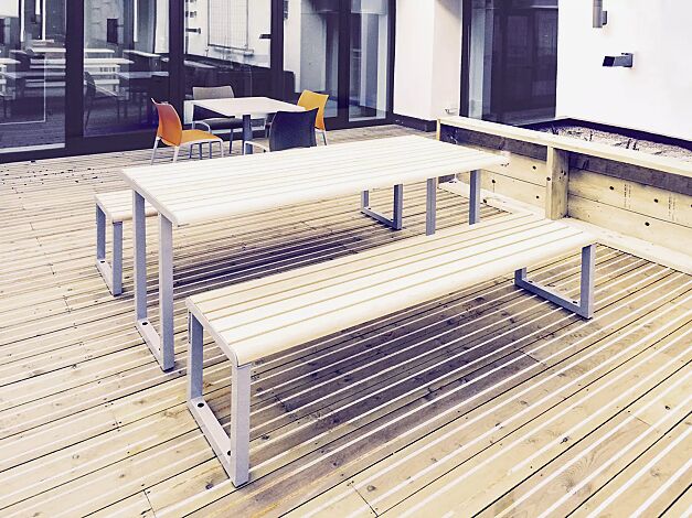 Sitzbank MANTUA ohne Rückenlehne und Tisch MANTUA, Aluminium in natürlichem Eschenholzoptik-Effekt, Stahlteile in eisenglimmergrau