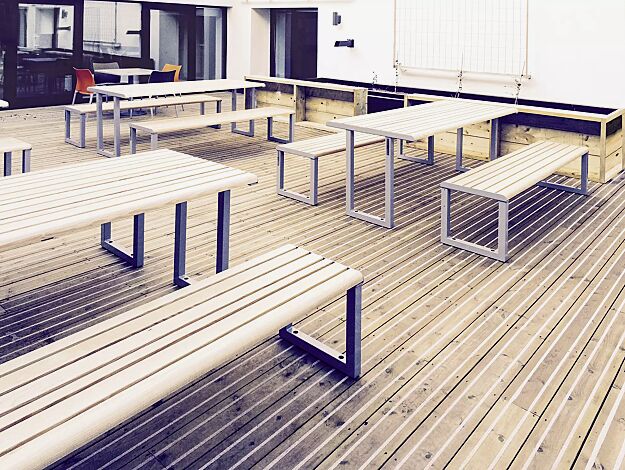 Sitzbank MANTUA ohne Rückenlehne und Tisch MANTUA, Aluminium in natürlichem Eschenholzoptik-Effekt, Stahlteile in eisenglimmergrau