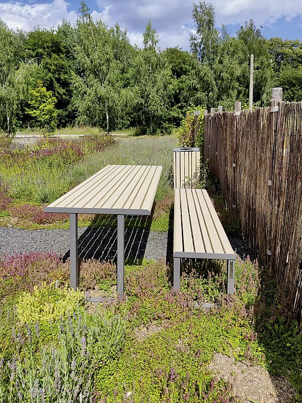 sitzbank-mantua__shoKAT0068011 Sitzbank MANTUA ohne Rückenlehne, Tisch MANTUA und Abfallbehälter MANTUA (auf Anfrage), Aluminium in natürlichem Eschenholzoptik-Effekt, Stahlteile in eisenglimmergrau