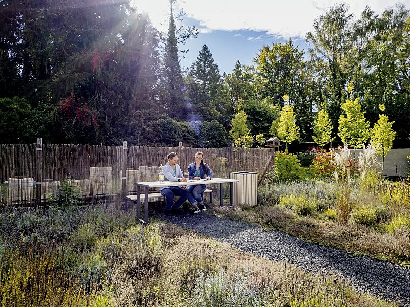 sitzbank-mantua__shoKAT0068014 Sitzbank MANTUA ohne Rückenlehne, Tisch MANTUA und Abfallbehälter MANTUA (auf Anfrage), Aluminium in natürlichem Eschenholzoptik-Effekt, Stahlteile in eisenglimmergrau