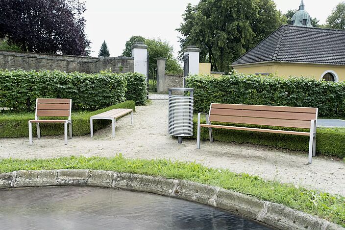 Bank-Kombination MIELA bestehend aus Sitz, Sitzbank ohne Rückenlehne und Sitzbank mit Rückenlehne und Armlehnen, mit Jatobaholzbelattung, mit Abfallbehälter ECLIPE<br>