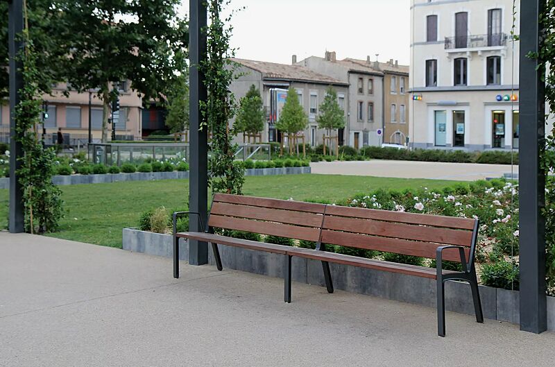 sitzbank-miela__shoKAT0041154 Doppelsitzbank MIELA mit Rückenlehne, mit Jatobaholzbelattung, Seitenteile in Sonderfarbe (auf Anfrage)